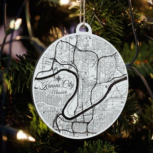 Kansas City, Missouri Ornament | Graviertes Kartenornament aus Holz | Handgemachte Weihnachtsdeko | Weihnachtsornament