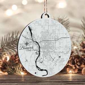 Bismarck, North Dakota Ornament | Gravierte Holz Landkarte Ornament | Handmade Urlaub & Wohndekor | Weihnachtsschmuck