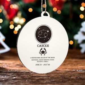 Krebs Sternzeichen Ornament | Gravierte Holz Landkarte Ornament | Handmade Urlaub & Wohndekor | Weihnachtsschmuck