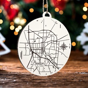 Denton, Texas Ornament | Graviertes Kartenornament aus Holz | Handgemachte Weihnachtsdeko | Weihnachtsornament