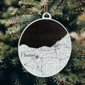 Cleveland, Ohio Ornament | Graviertes Kartenornament aus Holz | Handgemachte Weihnachtsdeko | Weihnachtsornament