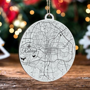 Ornament in schwarz und weiß Gravierte Holz Landkarte Ornament | Handmade Urlaub & Wohndekor | Weihnachtsschmuck