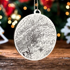 Knoxville, Tennessee Runde Ornament | Graviertes Kartenornament aus Holz | Handgemachte Weihnachtsdeko | Weihnachtsornament