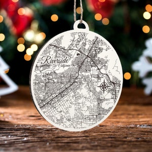 Riverside, Calfironia Ornament | Gravierte Holz Landkarte Ornament | Handmade Urlaub & Wohndekor | Weihnachtsschmuck