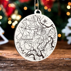 Savannah, Georgia Ornament | Graviertes Kartenornament aus Holz | Handgemachte Weihnachtsdeko | Weihnachtsornament
