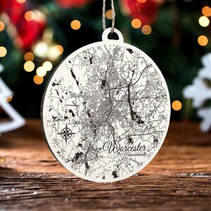 Worcester, Massachusetts Rundes Ornament | Graviertes Kartenornament aus Holz | Handgemachte Weihnachtsdeko | Weihnachtsornament