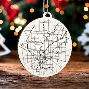 Indianapolis, Indiana Ornament | Graviertes Kartenornament aus Holz | Handgemachte Weihnachtsdeko | Weihnachtsornament