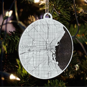 Milwaukee, Wisconsin Ornament | Graviertes Kartenornament aus Holz | Handgemachte Weihnachtsdeko | Weihnachtsornament