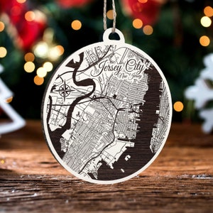 Jersey City, New Jersey Runde Ornament | Graviertes Kartenornament aus Holz | Handgemachte Weihnachtsdeko | Weihnachtsornament
