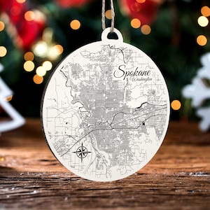 Spokane, Washington Runde Verzierung | Gravierte Holz Landkarte Ornament | Handmade Urlaub & Wohndekor | Weihnachtsschmuck
