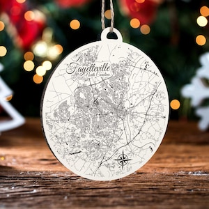 Fayetteville, North Carolina runde Verzierung | Gravierte Holz Landkarte Ornament | Handmade Urlaub & Wohndekor | Weihnachtsschmuck