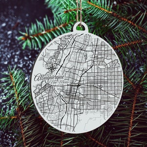 Albuquerque, New Mexico Ornament | Graviertes Kartenornament aus Holz | Handgemachte Weihnachtsdeko | Weihnachtsornament