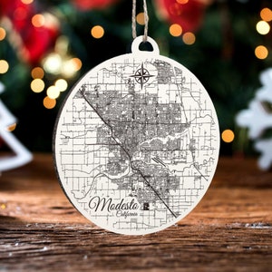 Modesto, Kalifornien Rundes Ornament | Graviertes Kartenornament aus Holz | Handgemachte Weihnachtsdeko | Weihnachtsornament