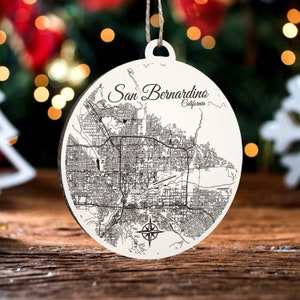 San Bernardino, Kalifornien Rundes Ornament | Graviertes Kartenornament aus Holz | Handgemachte Weihnachtsdeko | Weihnachtsornament