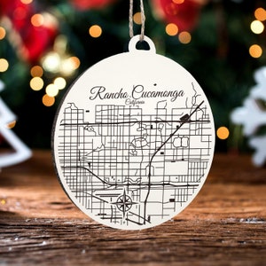 Rancho Cucamonga, Kalifornien Ornament | Graviertes Kartenornament aus Holz | Handgemachte Weihnachtsdeko | Weihnachtsornament
