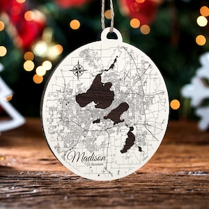 Madison, Wisconsin Ornament | Graviertes Kartenornament aus Holz | Handgemachte Weihnachtsdeko | Weihnachtsornament