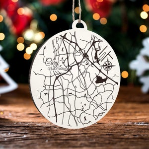 Cary, North Carolina Ornament | Graviertes Kartenornament aus Holz | Handgemachte Weihnachtsdeko | Weihnachtsornament