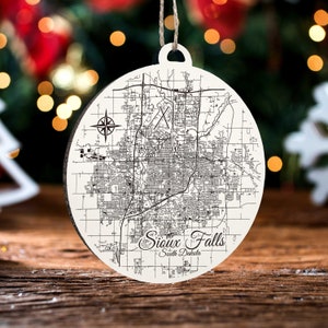 Sioux Falls, South Dakota Rundes Ornament | Graviertes Kartenornament aus Holz | Handgemachte Weihnachtsdeko | Weihnachtsornament