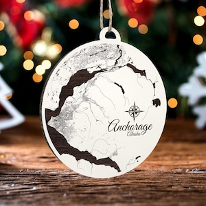 Anchorage, Alaska Ornament | Graviertes Kartenornament aus Holz | Handgemachte Weihnachtsdeko | Weihnachtsornament