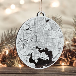 Baltimore, Maryland Ornament | Graviertes Kartenornament aus Holz | Handgemachte Weihnachtsdeko | Weihnachtsornament