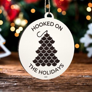Hooked on the Holidays Ornament | Graviertes Kartenornament aus Holz | Handgemachte Weihnachtsdeko | Weihnachtsornament