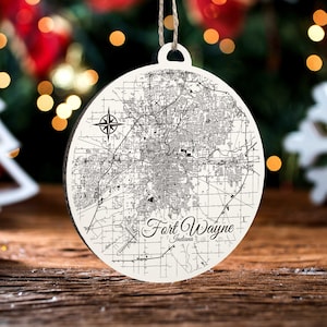 Fort Wayne, Indiana Runde Verzierung | Gravierte Holz Landkarte Ornament | Handmade Urlaub & Wohndekor | Weihnachtsschmuck