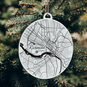 Richmond, Virginia Ornament | Graviertes Kartenornament aus Holz | Handgemachte Weihnachtsdeko | Weihnachtsornament
