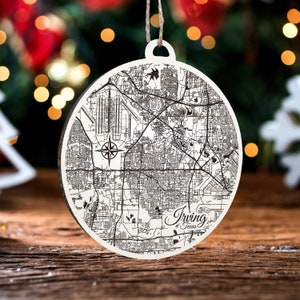 Irving, Texas Ornament | Graviertes Kartenornament aus Holz | Handgemachte Weihnachtsdeko | Weihnachtsornament
