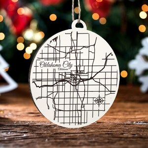 Oklahoma City , Oklahoma Ornament | Gravierte Holz Landkarte Ornament | Handmade Urlaub & Wohndekor | Weihnachtsschmuck