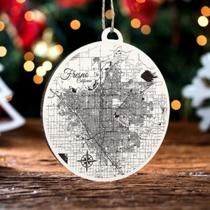 Fresno, Kalifornien Ornament | Gravierte Holz Landkarte Ornament | Handmade Urlaub & Wohndekor | Weihnachtsschmuck