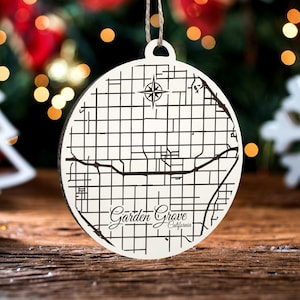 Garden Grove, Kalifornien Runde Ornament | Gravierte Holz Landkarte Ornament | Handmade Urlaub & Wohndekor | Weihnachtsschmuck