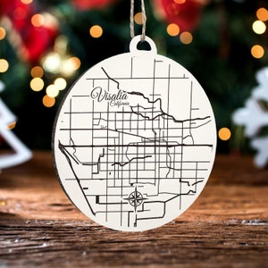 Visalia, Kalifornien Ornament | Graviertes Kartenornament aus Holz | Handgemachte Weihnachtsdeko | Weihnachtsornament
