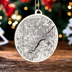 Toledo, Ohio runde Verzierung | Gravierte Holz Landkarte Ornament | Handmade Urlaub & Wohndekor | Weihnachtsschmuck