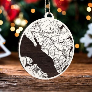 Newport News, Virginia Ornament | Gravierte Holz Landkarte Ornament | Handmade Urlaub & Wohndekor | Weihnachtsschmuck