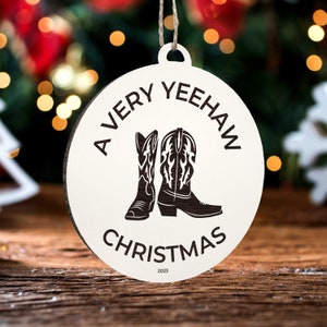 Yee Haw Weihnachtsschmuck | Gravierte Holz Landkarte Ornament | Handmade Urlaub & Wohndekor | Weihnachtsschmuck