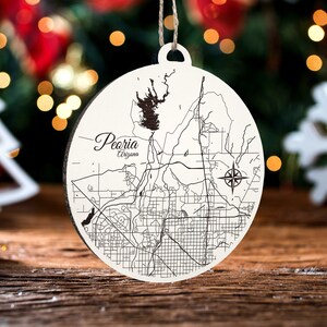 Peoria, Arizona Runde Ornament | Graviertes Kartenornament aus Holz | Handgemachte Weihnachtsdeko | Weihnachtsornament