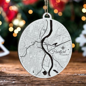 Hartford, Konnecticut Ornament | Graviertes Kartenornament aus Holz | Handgemachte Weihnachtsdeko | Weihnachtsornament
