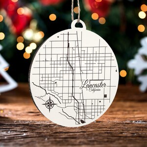 Lancaster, Kalifornien Ornament | Graviertes Kartenornament aus Holz | Handgemachte Weihnachtsdeko | Weihnachtsornament