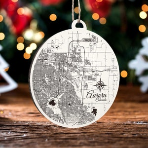 Aurora, Colorado Ornament | Graviertes Kartenornament aus Holz | Handgemachte Weihnachtsdeko | Weihnachtsornament