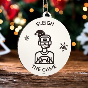 Schlitten das Spiel Ornament | Graviertes Kartenornament aus Holz | Handgemachte Weihnachtsdeko | Weihnachtsornament