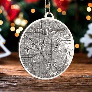 Anaheim, Kalifornien Ornament | Graviertes Kartenornament aus Holz | Handgemachte Weihnachtsdeko | Weihnachtsornament