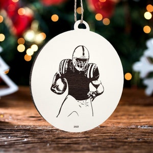 Fußballspieler Ornament | Gravierte Holz Landkarte Ornament | Handmade Urlaub & Wohndekor | Weihnachtsschmuck