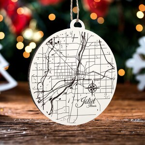 Joliet, Illinois Ornament | Graviertes Kartenornament aus Holz | Handgemachte Weihnachtsdeko | Weihnachtsornament