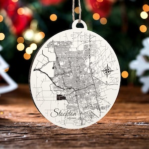Stockton, Kalifornien Weihnachtsschmuck | Gravierte Holz Landkarte Ornament | Handmade Urlaub & Wohndekor | Weihnachtsschmuck