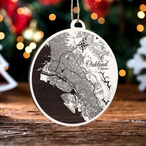 Oakland, Kalifornien Weihnachtsornament | Gravierte Holz Landkarte Ornament | Handmade Urlaub & Wohndekor | Weihnachtsschmuck