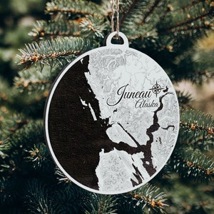 Juneau, Alaska Ornament | Graviertes Kartenornament aus Holz | Handgemachte Weihnachtsdeko | Weihnachtsornament