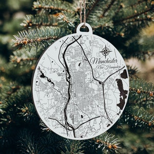 Manchester, New Hampshire Ornament | Graviertes Kartenornament aus Holz | Handgemachte Weihnachtsdeko | Weihnachtsornament