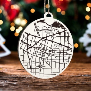 Sunnyvale, Kalifornien Ornament | Graviertes Kartenornament aus Holz | Handgemachte Weihnachtsdeko | Weihnachtsornament