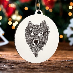 Geometrisches Wolf Ornament | Graviertes Kartenornament aus Holz | Handgemachte Weihnachtsdeko | Weihnachtsornament