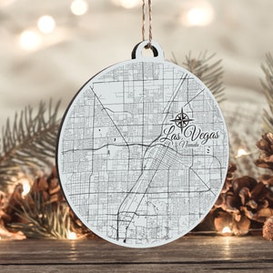 Las Vegas, Nevada Ornament | Graviertes Kartenornament aus Holz | Handgemachte Weihnachtsdeko | Weihnachtsornament